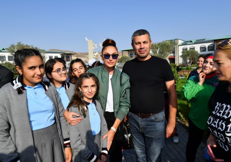 Президент Ильхам Алиев и Первая леди Мехрибан Алиева встретились с жителями в селе Агалы Зангиланского района (ФОТО/ВИДЕО)