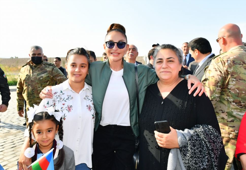 Президент Ильхам Алиев и Первая леди Мехрибан Алиева встретились с жителями в селе Агалы Зангиланского района (ФОТО/ВИДЕО)