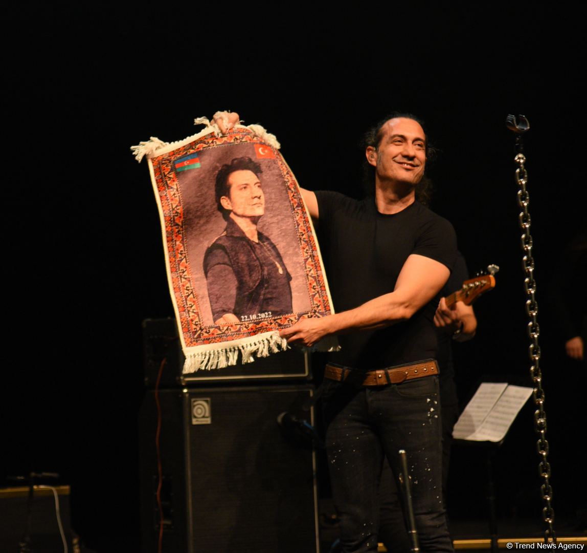 Турецкая звезда Кырач отметил два юбилея в Баку. Кульминацией стала песня Рашида Бейбутова  (ВИДЕО, ФОТО)