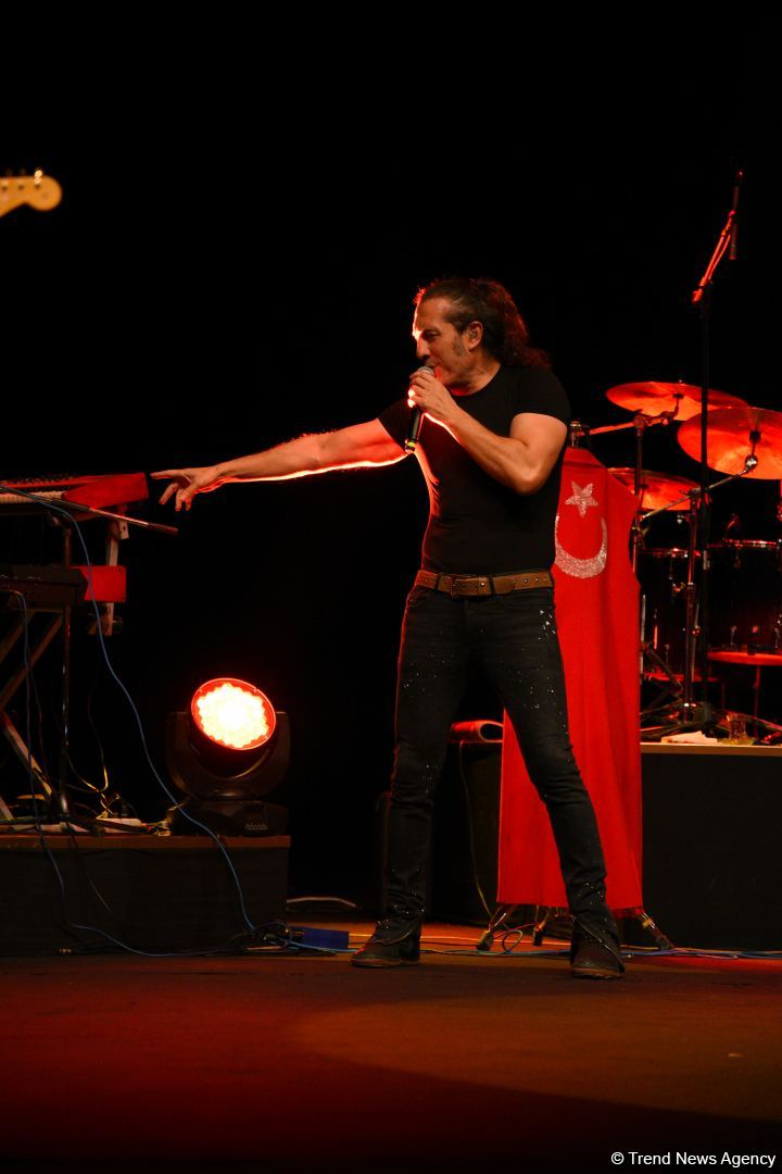 Турецкая звезда Кырач отметил два юбилея в Баку. Кульминацией стала песня Рашида Бейбутова  (ВИДЕО, ФОТО)