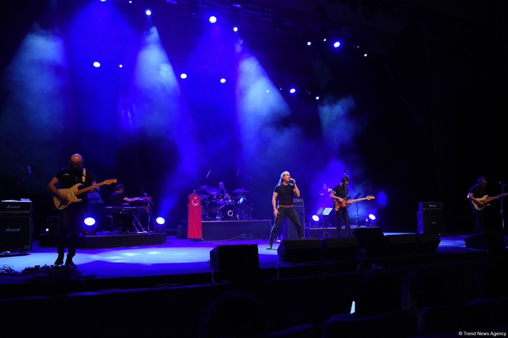 Турецкая звезда Кырач отметил два юбилея в Баку. Кульминацией стала песня Рашида Бейбутова  (ВИДЕО, ФОТО)