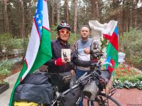 Преодолев 14 тыс. км на велосипеде,  из Ташкента в Баку приехал известный певец  Хурсанд Шеров (ВИДЕО, ФОТО)