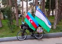 Преодолев 14 тыс. км на велосипеде,  из Ташкента в Баку приехал известный певец  Хурсанд Шеров (ВИДЕО, ФОТО)