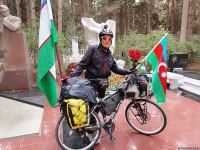 Преодолев 14 тыс. км на велосипеде,  из Ташкента в Баку приехал известный певец  Хурсанд Шеров (ВИДЕО, ФОТО)
