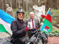 Преодолев 14 тыс. км на велосипеде,  из Ташкента в Баку приехал известный певец  Хурсанд Шеров (ВИДЕО, ФОТО)