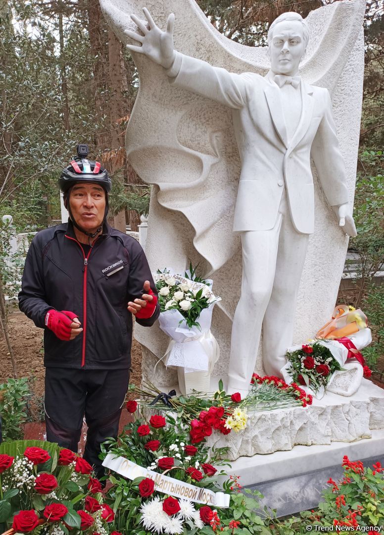 Преодолев 14 тыс. км на велосипеде,  из Ташкента в Баку приехал известный певец  Хурсанд Шеров (ВИДЕО, ФОТО)