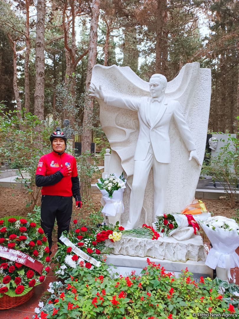 Преодолев 14 тыс. км на велосипеде,  из Ташкента в Баку приехал известный певец  Хурсанд Шеров (ВИДЕО, ФОТО)