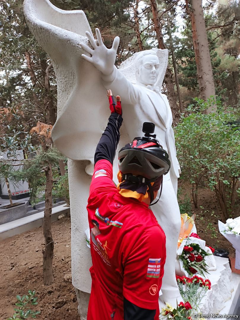 Преодолев 14 тыс. км на велосипеде,  из Ташкента в Баку приехал известный певец  Хурсанд Шеров (ВИДЕО, ФОТО)