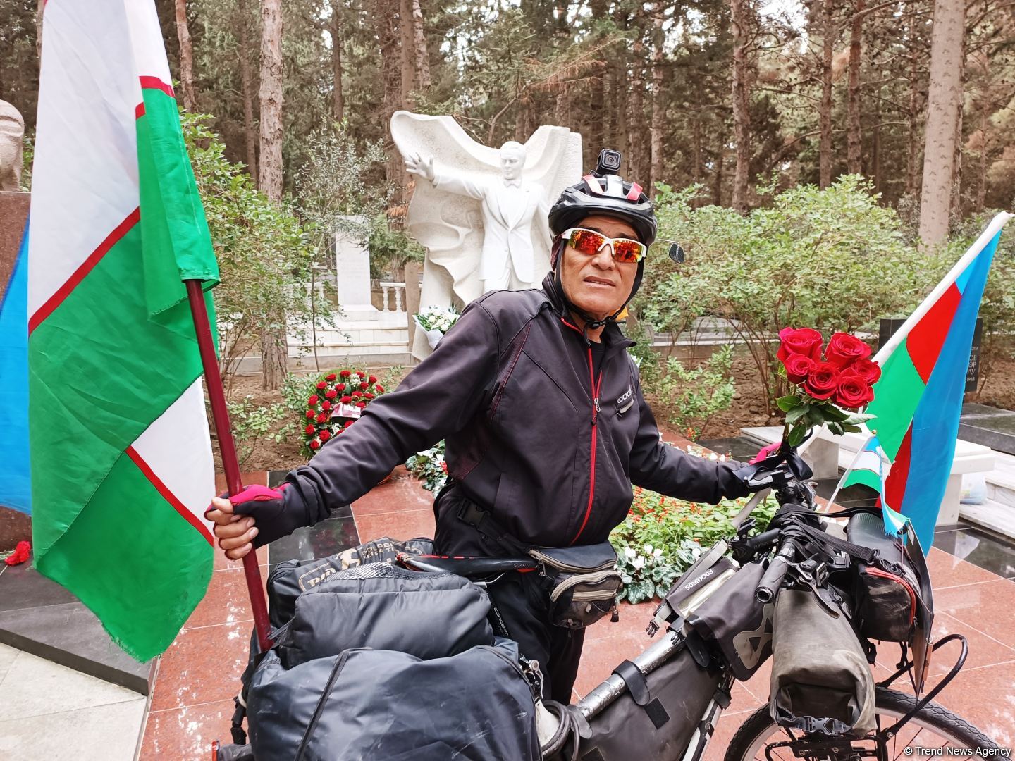 Преодолев 14 тыс. км на велосипеде,  из Ташкента в Баку приехал известный певец  Хурсанд Шеров (ВИДЕО, ФОТО)