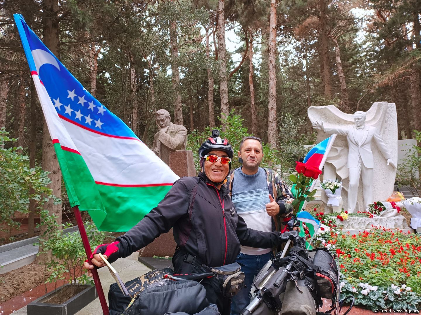 Преодолев 14 тыс. км на велосипеде,  из Ташкента в Баку приехал известный певец  Хурсанд Шеров (ВИДЕО, ФОТО)