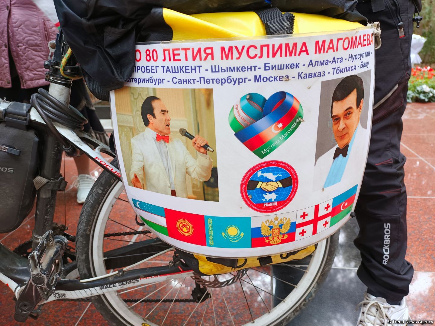 Преодолев 14 тыс. км на велосипеде,  из Ташкента в Баку приехал известный певец  Хурсанд Шеров (ВИДЕО, ФОТО)