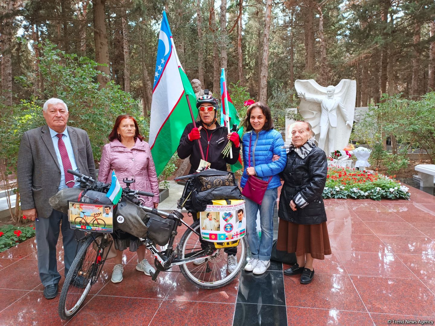 Преодолев 14 тыс. км на велосипеде,  из Ташкента в Баку приехал известный певец  Хурсанд Шеров (ВИДЕО, ФОТО)