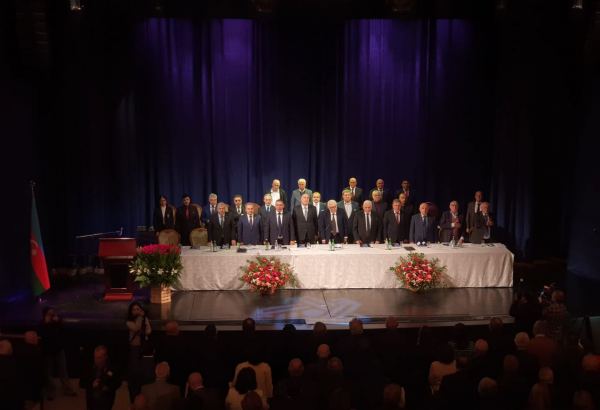 В Баку начал работу XIII съезд Союза писателей Азербайджана