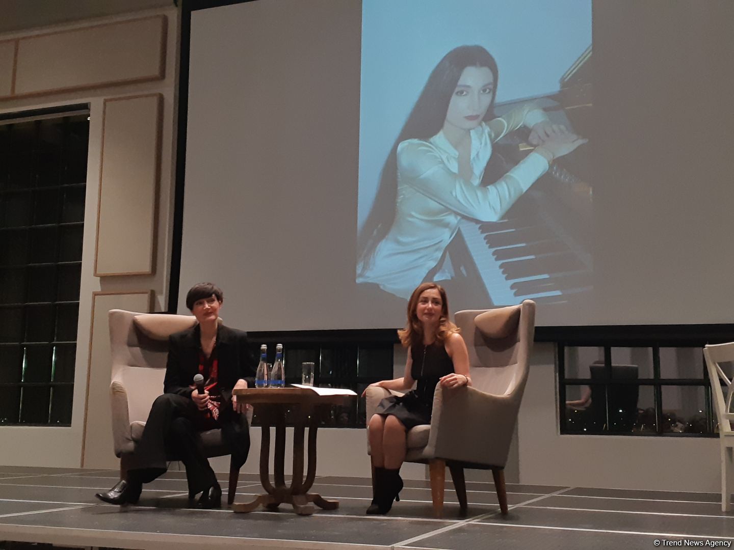 В космическое путешествие с книгой Чехова и диском Вагифа Мустафазаде – встреча с "Королевой джаза" в Баку (ФОТО)