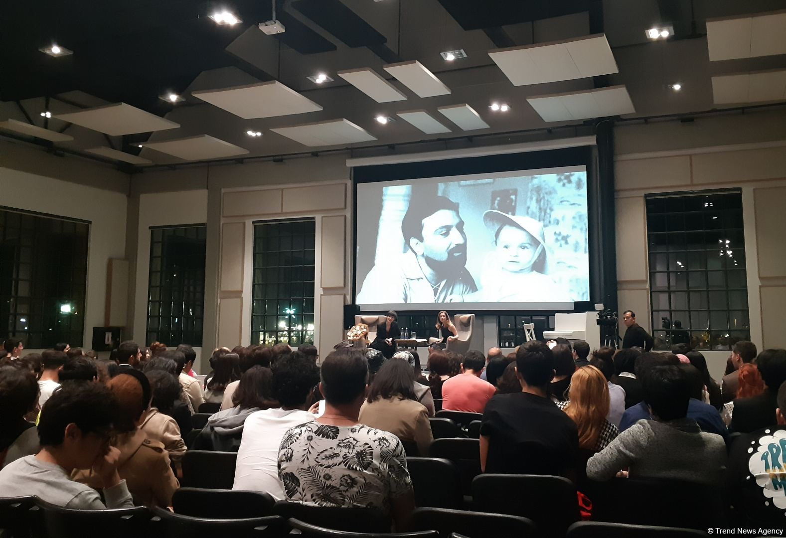 В космическое путешествие с книгой Чехова и диском Вагифа Мустафазаде – встреча с "Королевой джаза" в Баку (ФОТО)