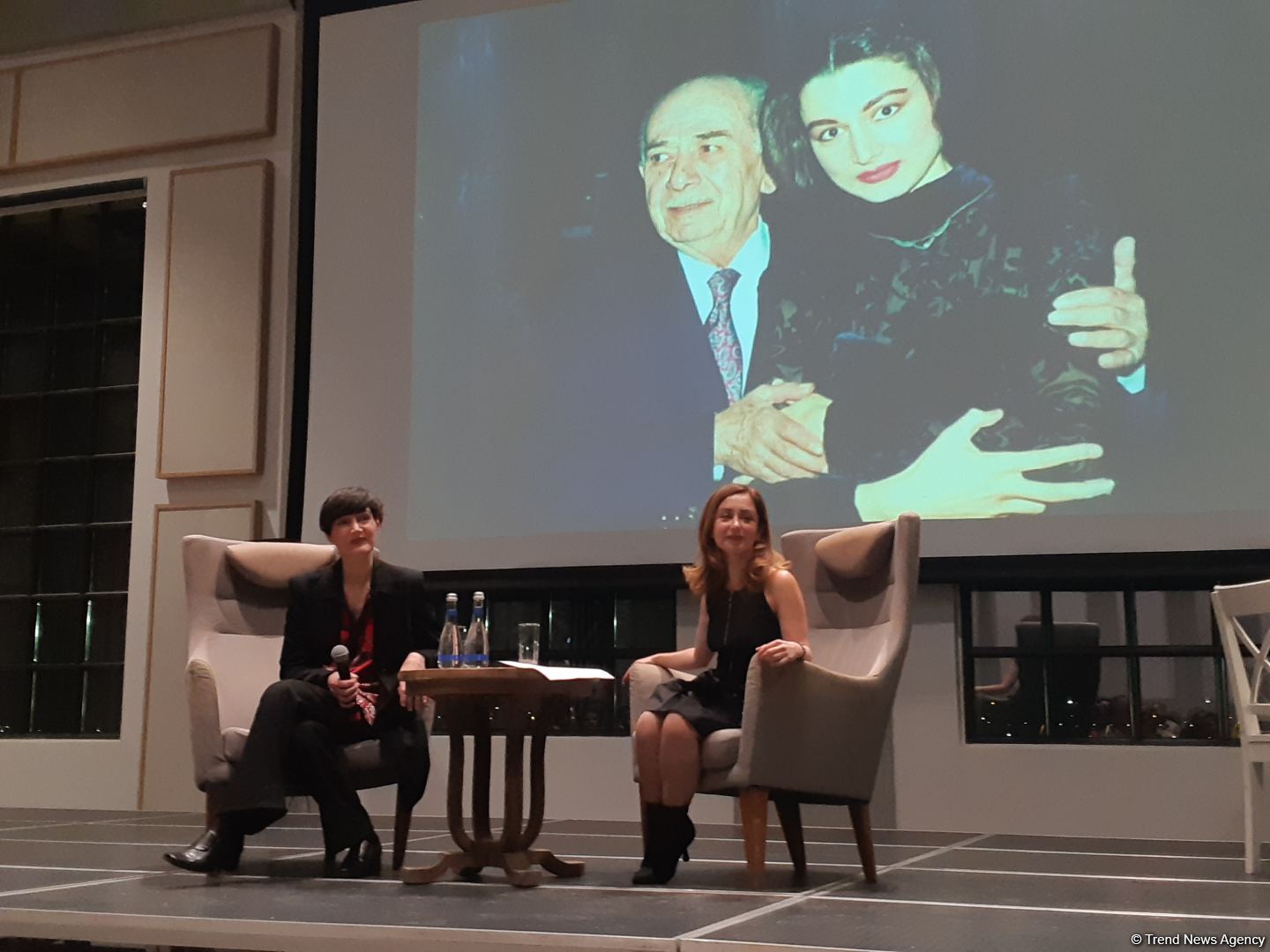 В космическое путешествие с книгой Чехова и диском Вагифа Мустафазаде – встреча с "Королевой джаза" в Баку (ФОТО)