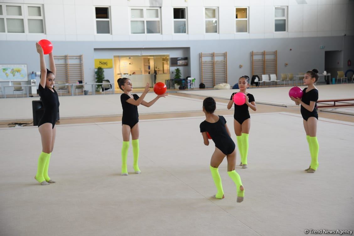 В Национальной арене гимнастики в Баку проходят учебно-тренировочные сборы спортсменок из Мингячевира (ФОТО)