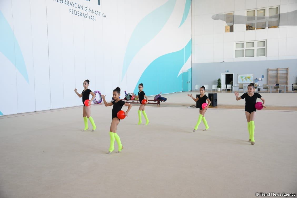 В Национальной арене гимнастики в Баку проходят учебно-тренировочные сборы спортсменок из Мингячевира (ФОТО)