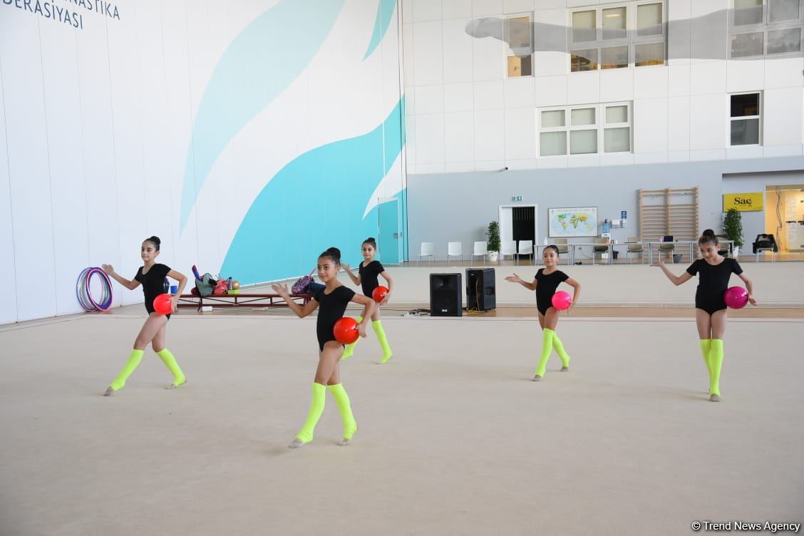 В Национальной арене гимнастики в Баку проходят учебно-тренировочные сборы спортсменок из Мингячевира (ФОТО)