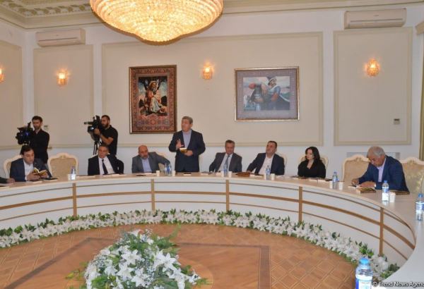 В Баку состоялась презентация исторического романа Юнуса Огуза "Cığır" (ФОТО)