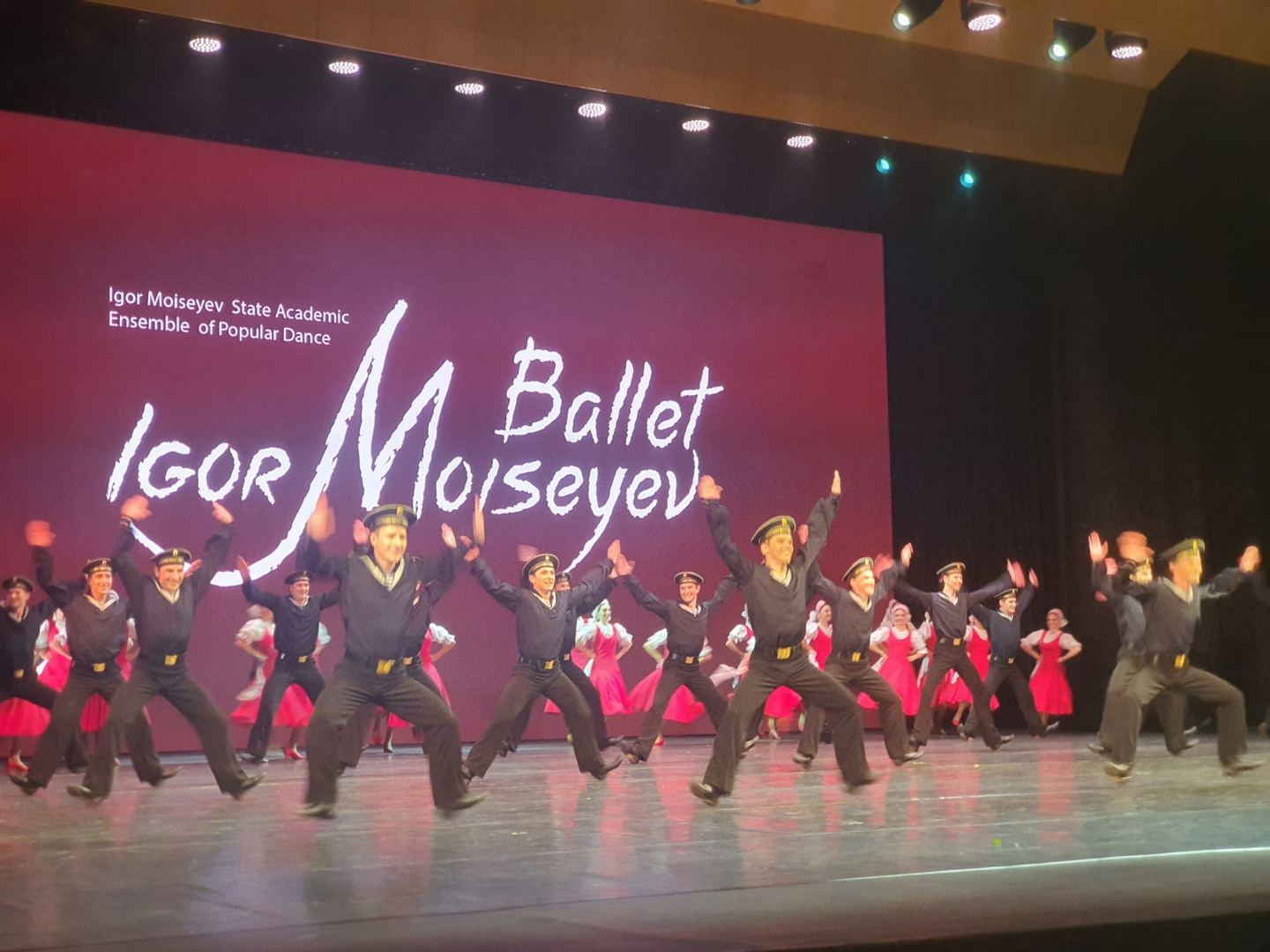 Легендарный балет Игоря Моисеева представил в Баку азербайджанский танец "Чобаны" (ФОТО)