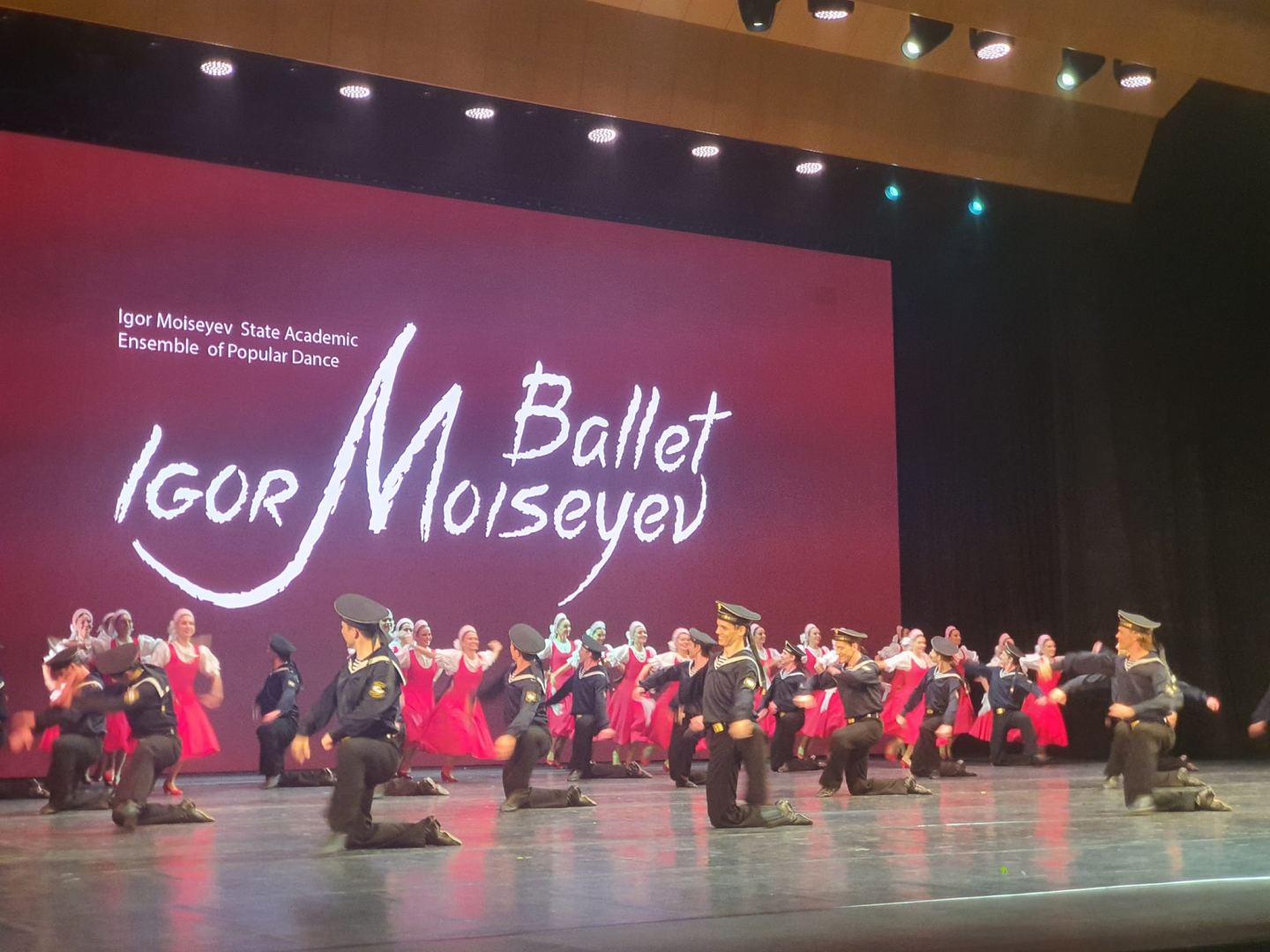 Легендарный балет Игоря Моисеева представил в Баку азербайджанский танец "Чобаны" (ФОТО)