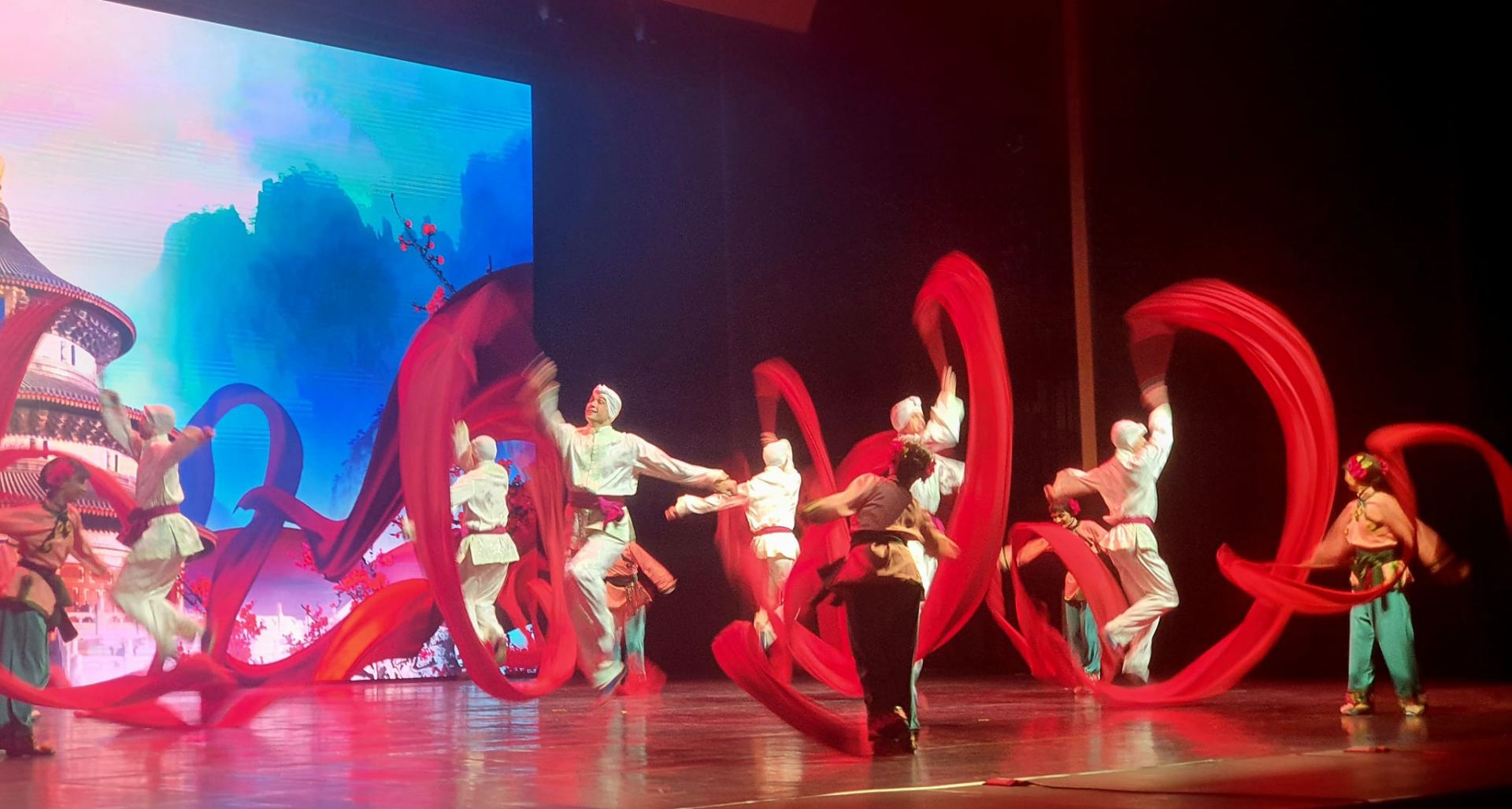 Легендарный балет Игоря Моисеева представил в Баку азербайджанский танец "Чобаны" (ФОТО)