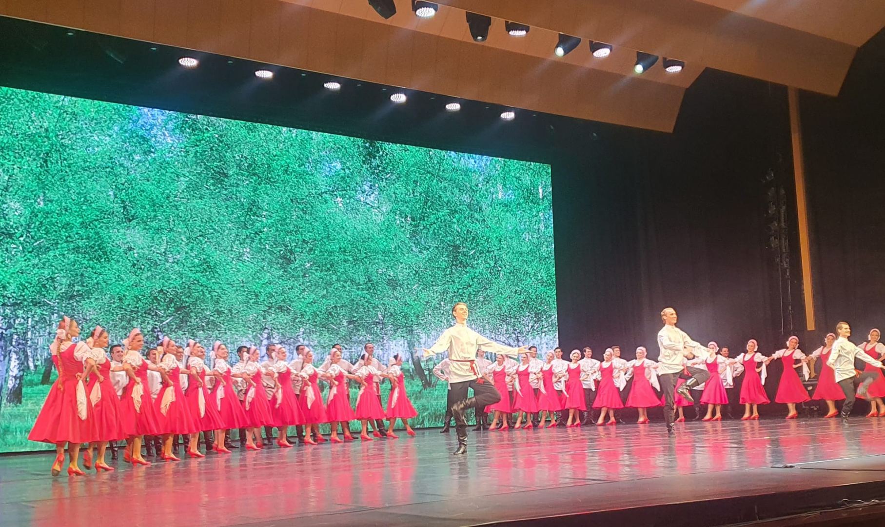 Легендарный балет Игоря Моисеева представил в Баку азербайджанский танец "Чобаны" (ФОТО)