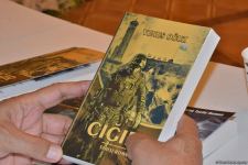 В Баку состоялась презентация исторического романа Юнуса Огуза "Cığır" (ФОТО)