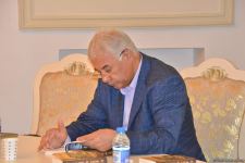 В Баку состоялась презентация исторического романа Юнуса Огуза "Cığır" (ФОТО)