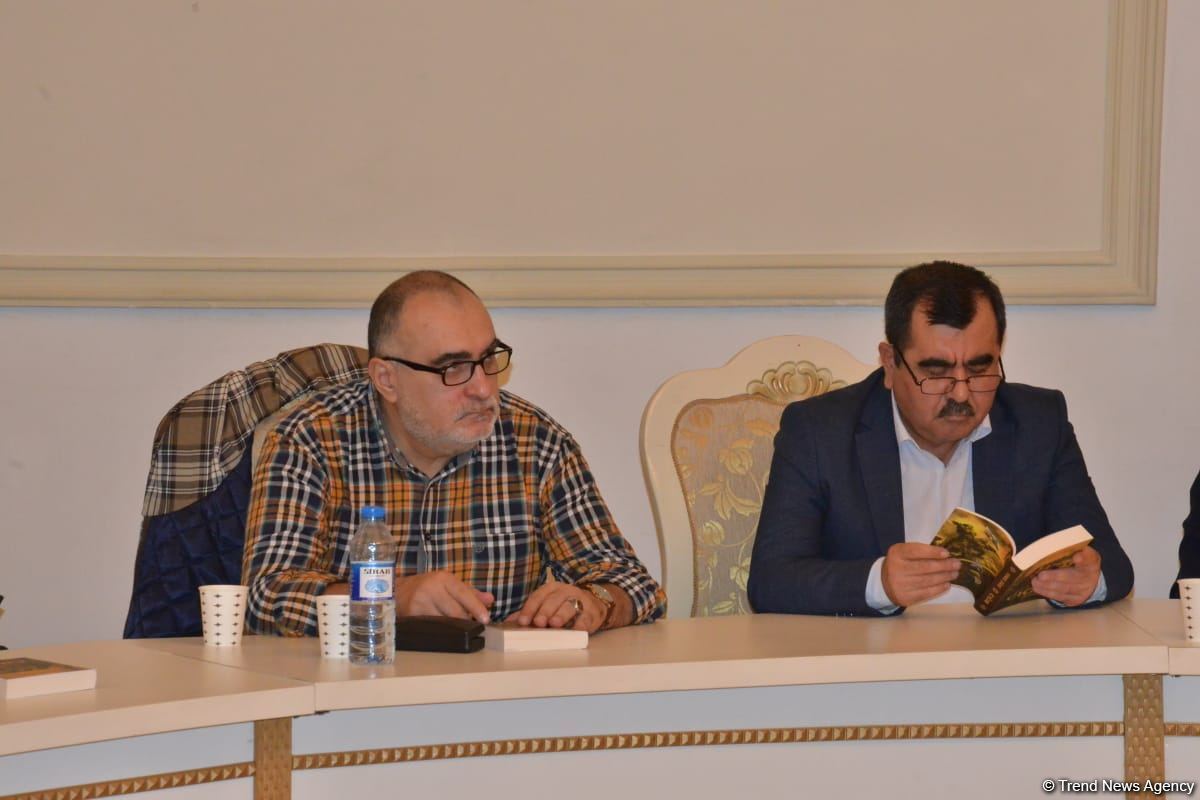 В Баку состоялась презентация исторического романа Юнуса Огуза "Cığır" (ФОТО)