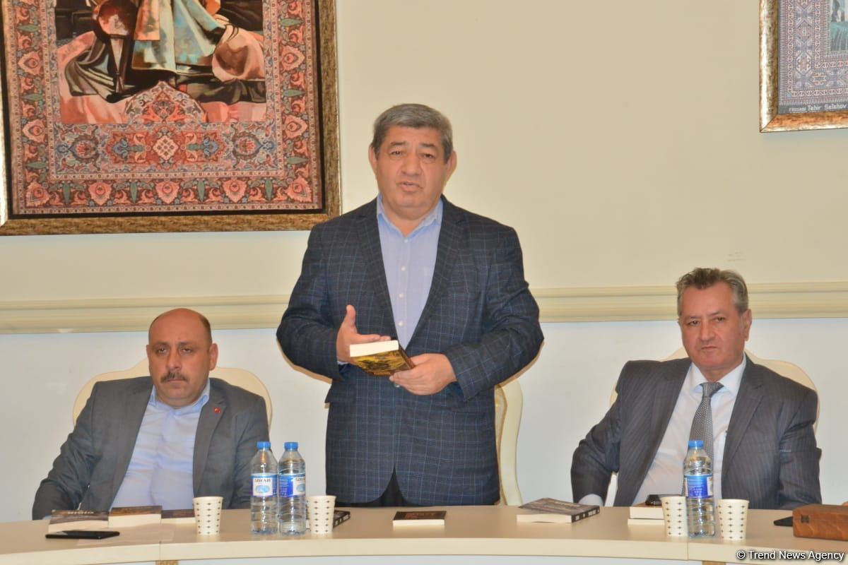 В Баку состоялась презентация исторического романа Юнуса Огуза "Cığır" (ФОТО)