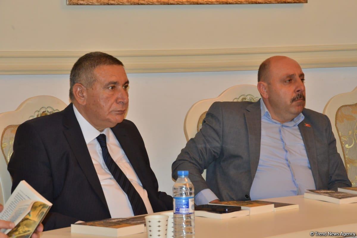 В Баку состоялась презентация исторического романа Юнуса Огуза "Cığır" (ФОТО)