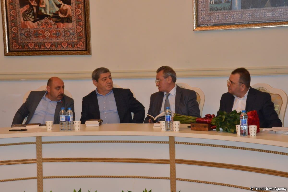 В Баку состоялась презентация исторического романа Юнуса Огуза "Cığır" (ФОТО)