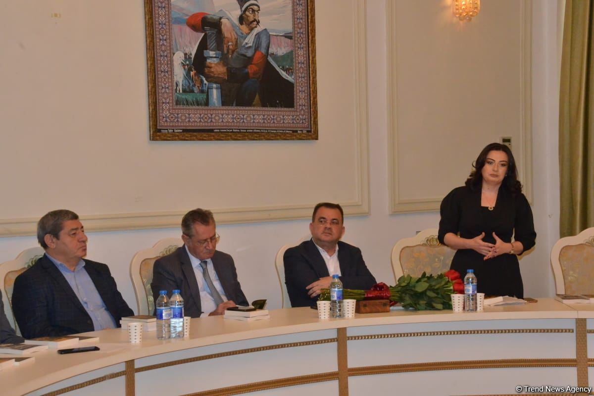 В Баку состоялась презентация исторического романа Юнуса Огуза "Cığır" (ФОТО)