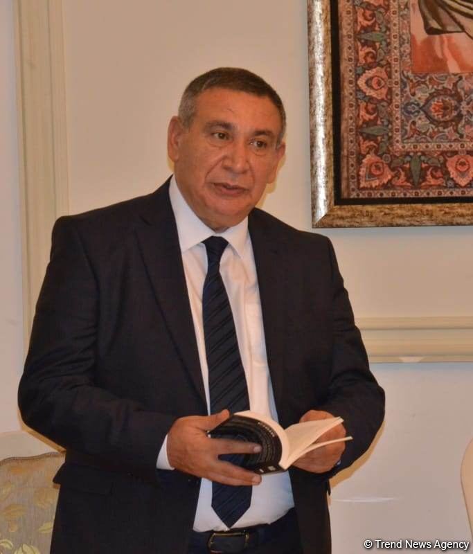 В Баку состоялась презентация исторического романа Юнуса Огуза "Cığır" (ФОТО)