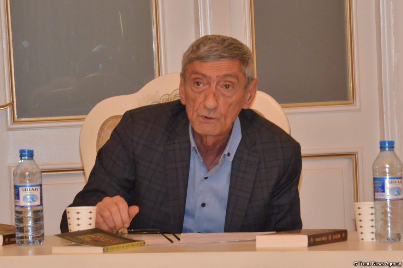 В Баку состоялась презентация исторического романа Юнуса Огуза "Cığır" (ФОТО)