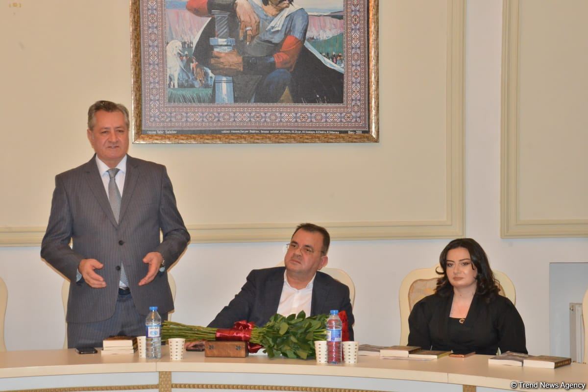 В Баку состоялась презентация исторического романа Юнуса Огуза "Cığır" (ФОТО)