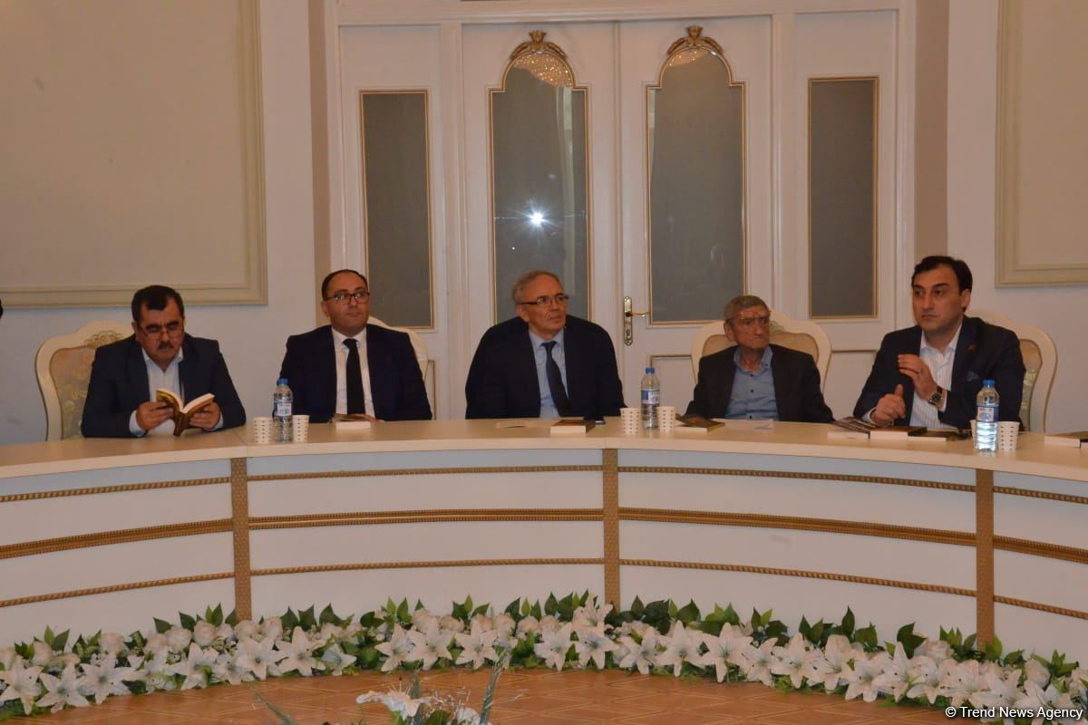 В Баку состоялась презентация исторического романа Юнуса Огуза "Cığır" (ФОТО)