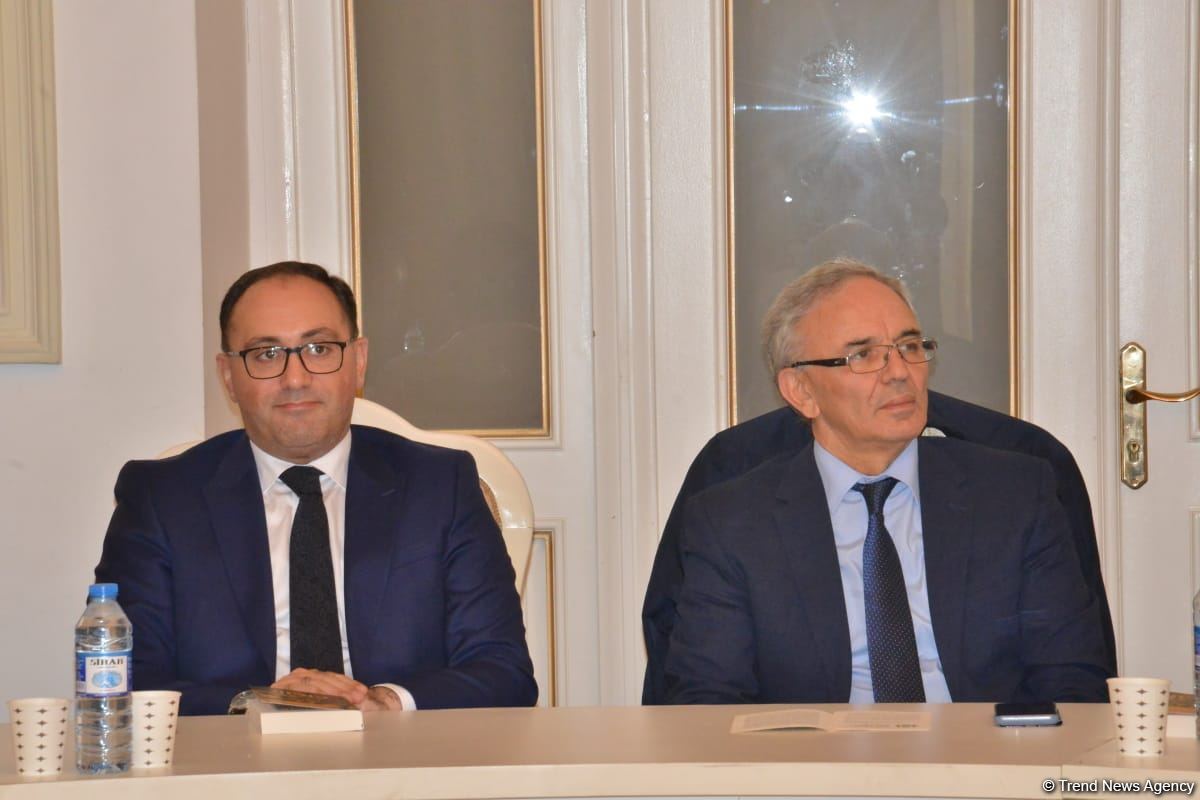 В Баку состоялась презентация исторического романа Юнуса Огуза "Cığır" (ФОТО)