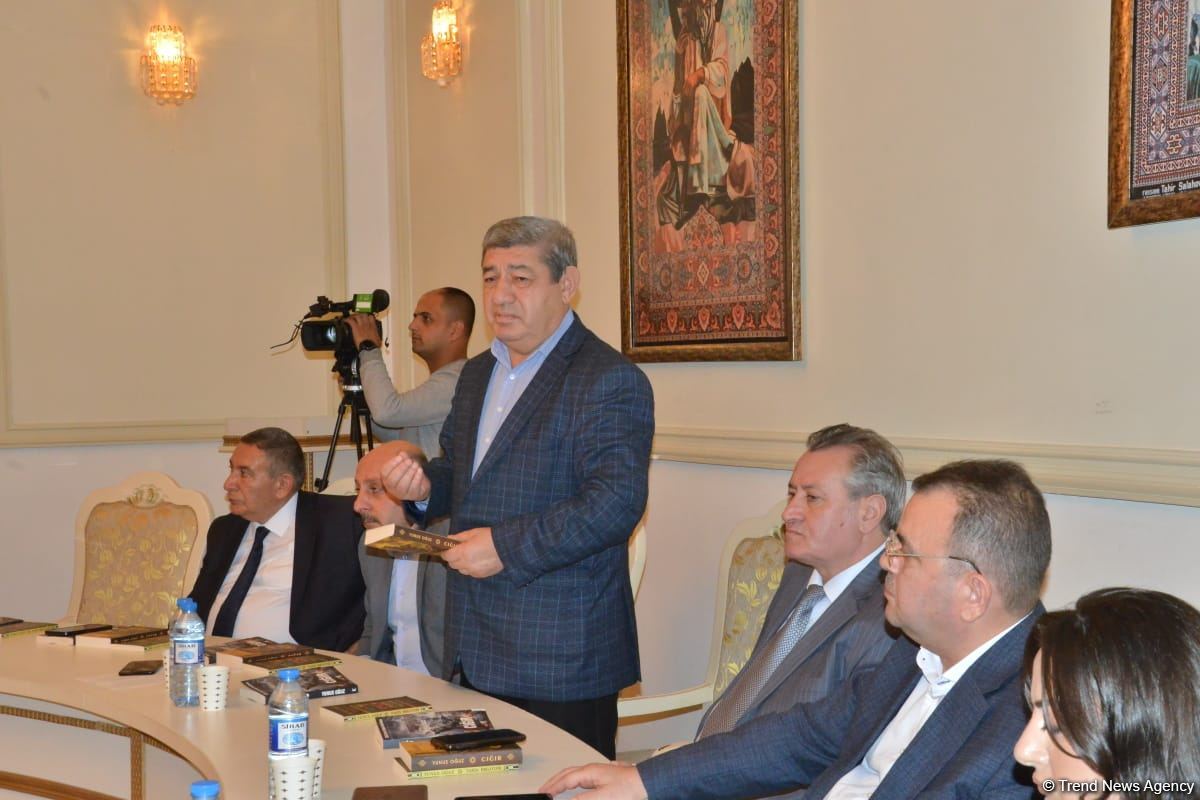 В Баку состоялась презентация исторического романа Юнуса Огуза "Cığır" (ФОТО)