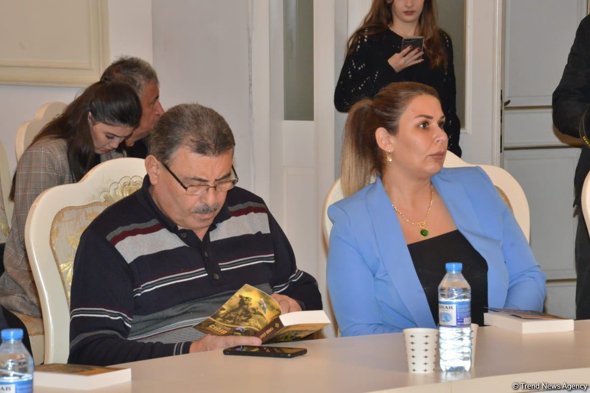В Баку состоялась презентация исторического романа Юнуса Огуза "Cığır" (ФОТО)