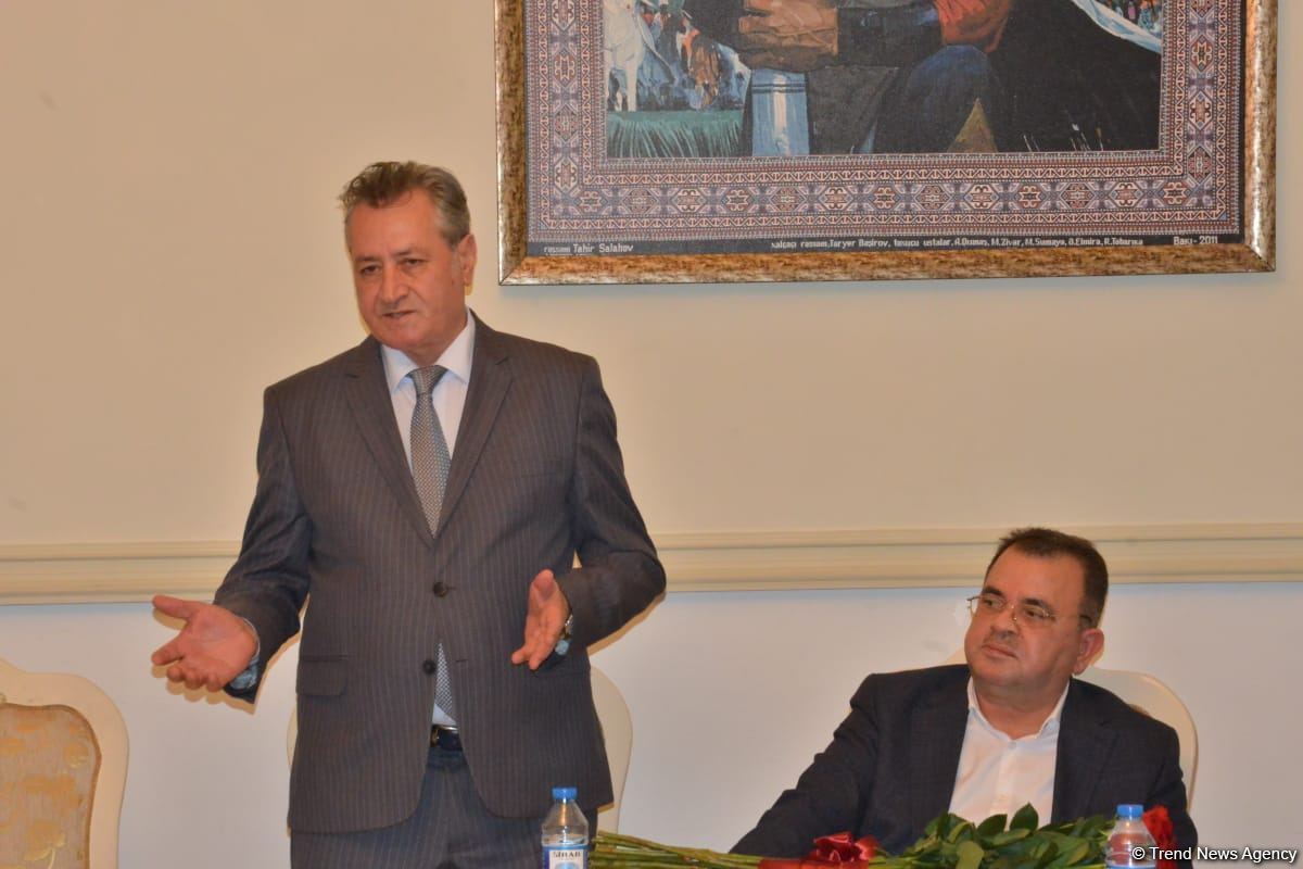 В Баку состоялась презентация исторического романа Юнуса Огуза "Cığır" (ФОТО)