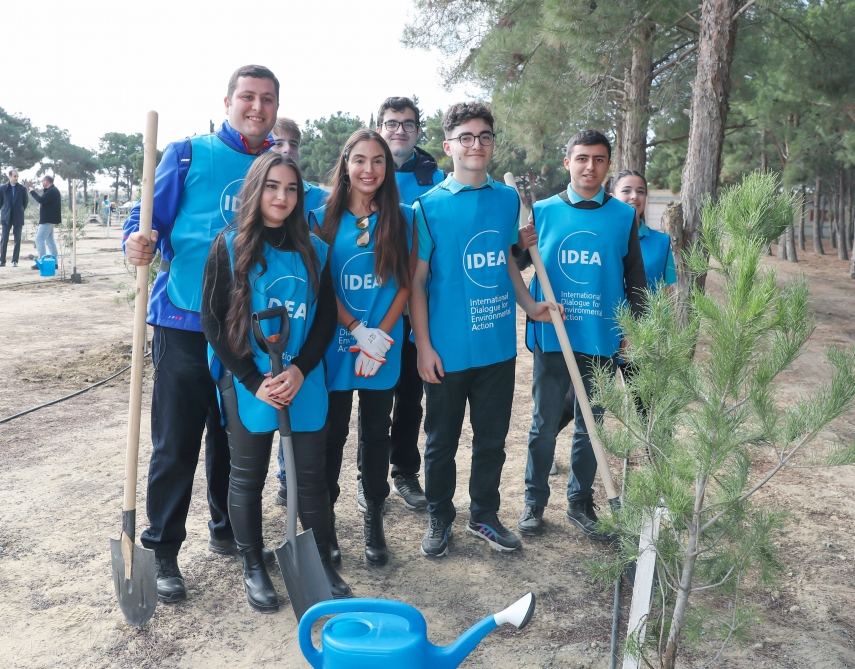 Вице-президент Фонда Гейдара Алиева Лейла Алиева приняла участие в первой акции по посадке деревьев к осеннему сезону «Общереспубликанского озеленительного марафона» (ФОТО)