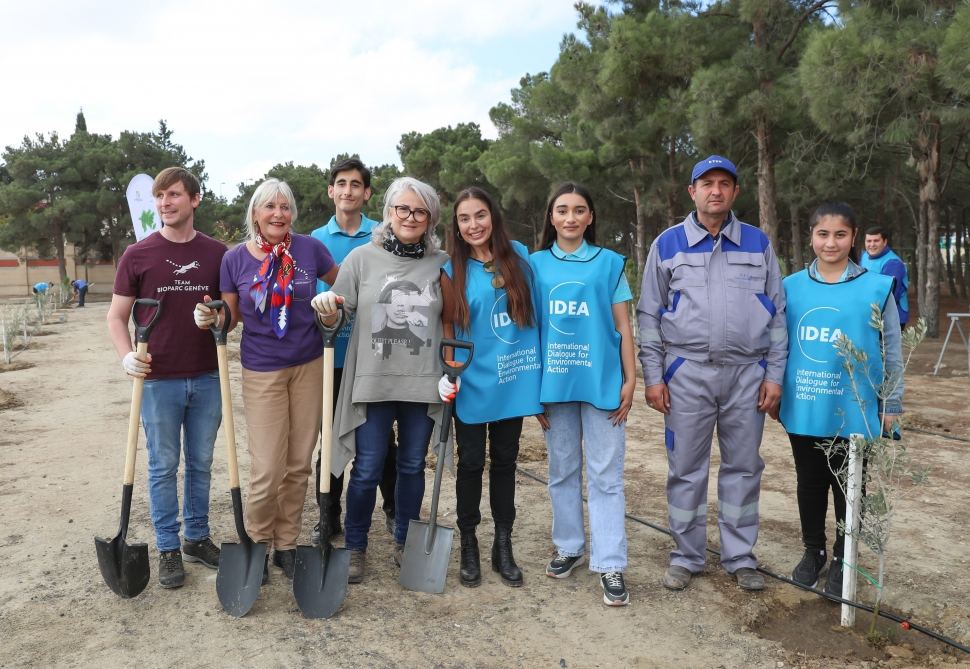 Вице-президент Фонда Гейдара Алиева Лейла Алиева приняла участие в первой акции по посадке деревьев к осеннему сезону «Общереспубликанского озеленительного марафона» (ФОТО)
