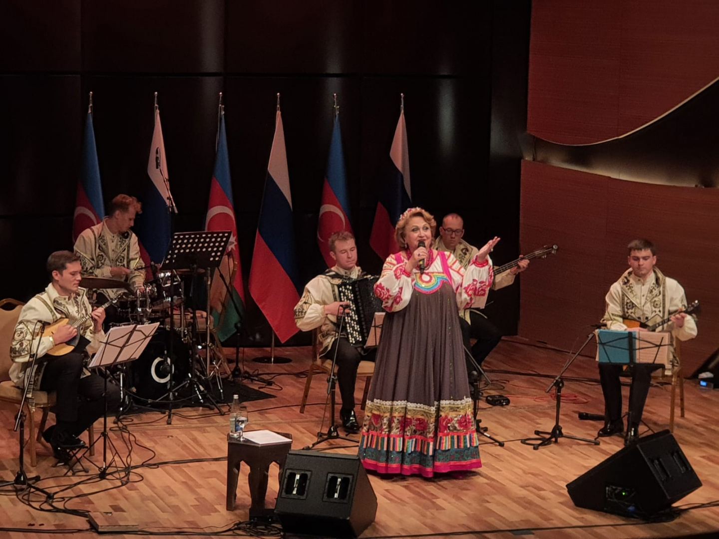 Фантастическая энергетика и многообразие напевов: В Баку прошел концерт народной артистки России Надежды Крыгиной (ФОТО)