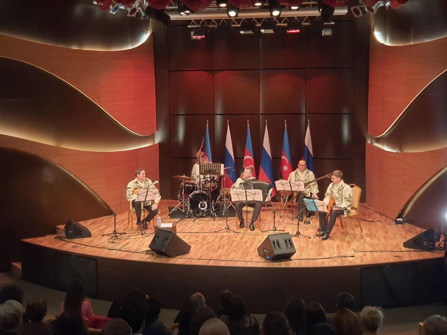 Фантастическая энергетика и многообразие напевов: В Баку прошел концерт народной артистки России Надежды Крыгиной (ФОТО)