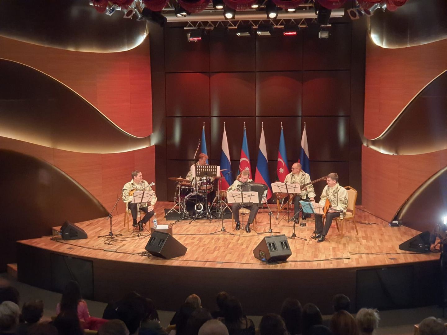 Фантастическая энергетика и многообразие напевов: В Баку прошел концерт народной артистки России Надежды Крыгиной (ФОТО)