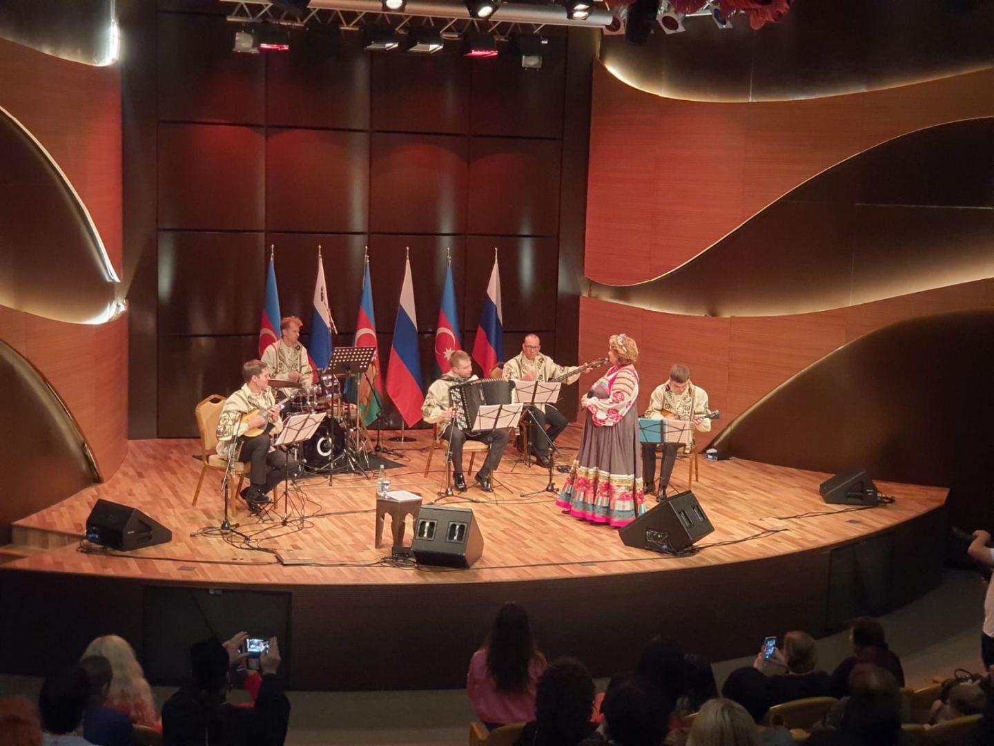 Фантастическая энергетика и многообразие напевов: В Баку прошел концерт народной артистки России Надежды Крыгиной (ФОТО)