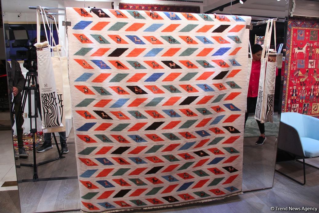 В Four Seasons Baku состоялось торжественное открытие бутика "Азерхалча" – красочные Карабахские скакуны и потрясающие ковры (ФОТО)